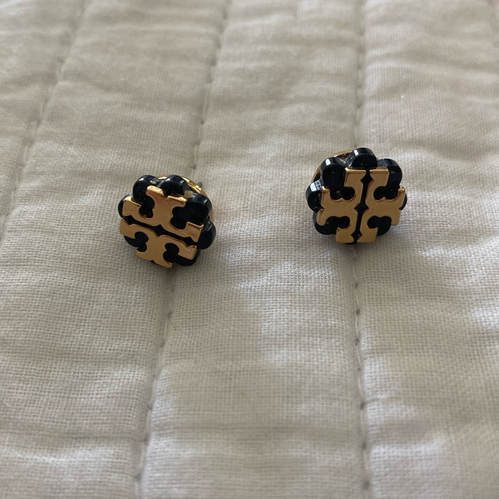TORY BURCH LOGO STUD EARRING IN GOLD AND BLACK!  EUC